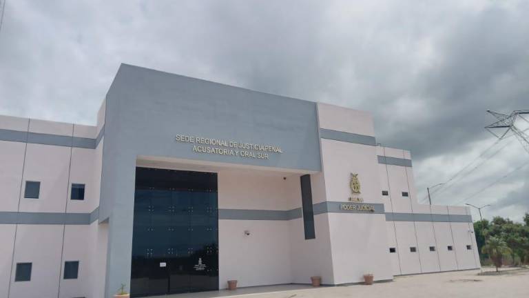 El joven Felipe Yahir, de 18 años y originario de Escuinapa, fue puesto a disposición de un Juez de Control por homicidio agravado en razón de parentesco.