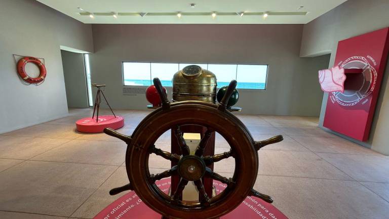 Un timón, una réplica en miniatura del Titanic y otros objetos se encuentran en la Casa del Marino.