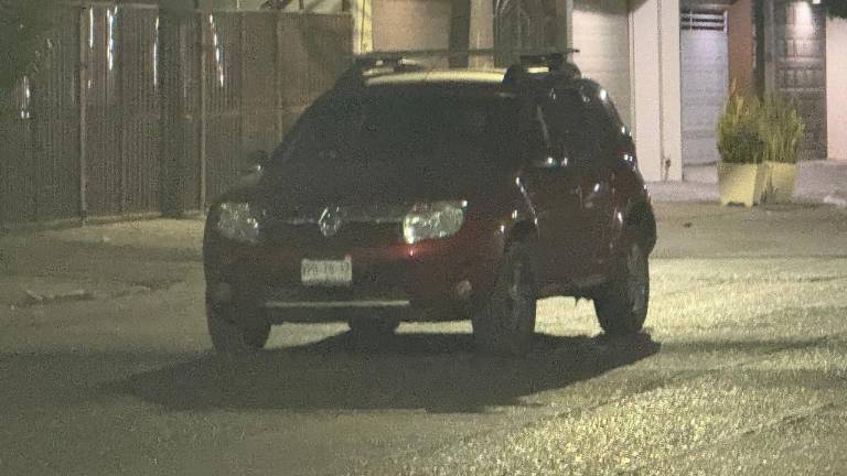 Un automóvil con impactos de bala fue localizado sin ocupantes la noche del viernes en la colonia Villa Universidad.