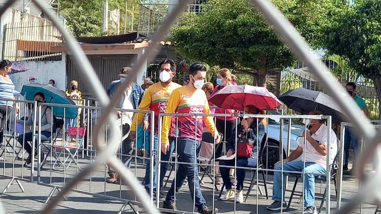 Gobierno de Culiacán vigila orden en filas de centros de vacunación
