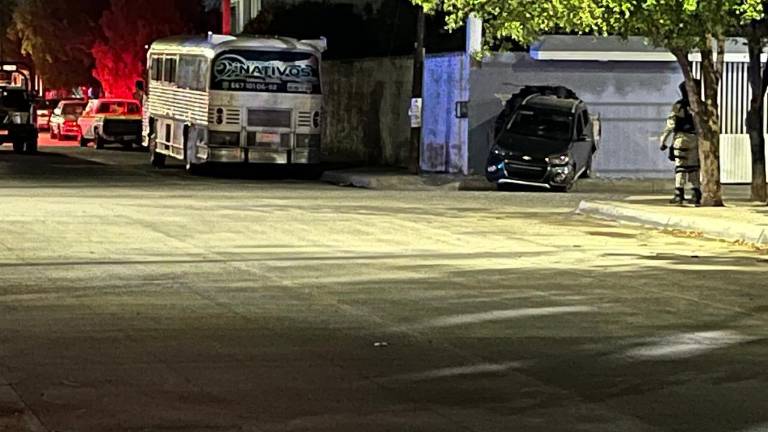 Un automóvil con impactos de bala fue localizado por la Guardia Nacional tras estrellarse contra una vivienda en Culiacán.