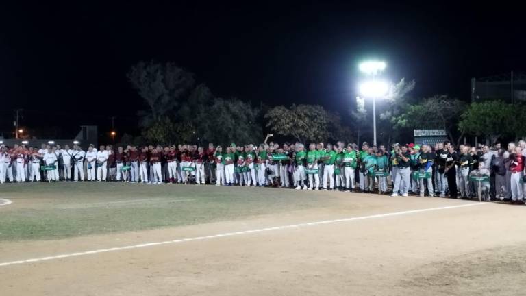 Los peloteros atentos a la ceremonia inaugural que se realiza en el Club Muralla.