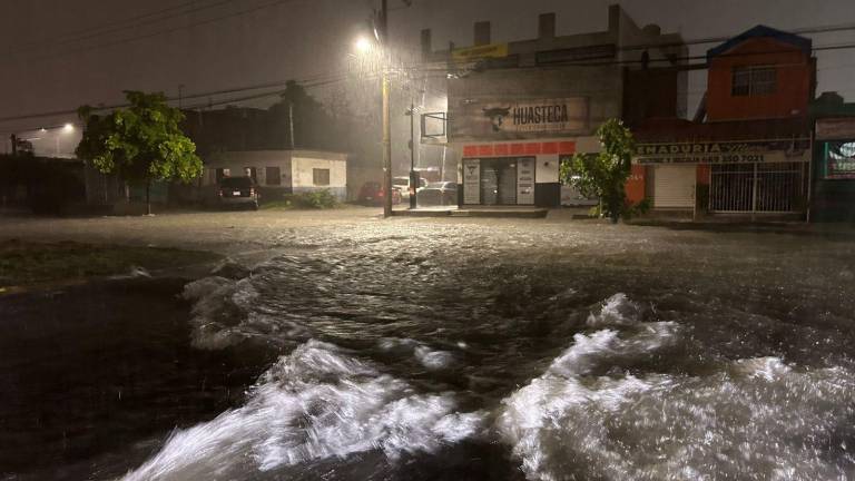 En Mazatlán, diversas vialidades quedaron bajo el agua tras las lluvias de la tormenta tropical Ivo.