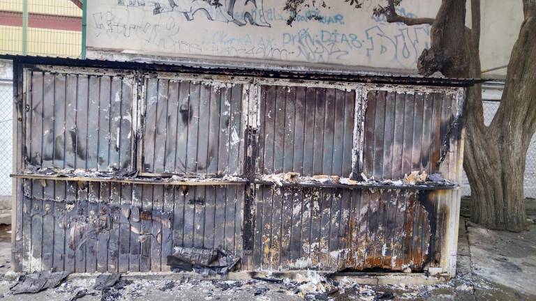 La tiendita escolar de la Primaria Rafael Ramírez quedó en pérdida total tras ser saqueada e incendiada este sábado.