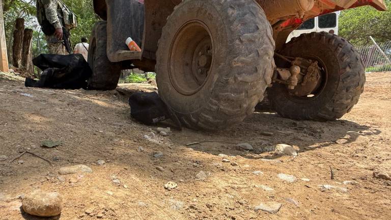 En calles del poblado fue localizado otro cuerpo sin vida junto a una cuatrimoto roja.