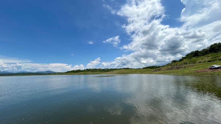 Pescadores de Sanalona advierten que la pesca ilegal en temporada de veda amenaza la actividad en la presa.