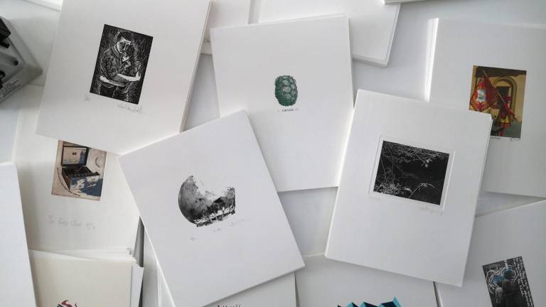 Las obras participantes deberán tener una medida única de 20x20 centímetros del papel.
