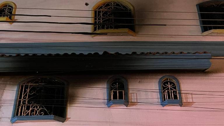 El incendio en el centro de rehabilitación de la colonia La Campiña provocó la intoxicación de un residente por inhalación de humo este martes.