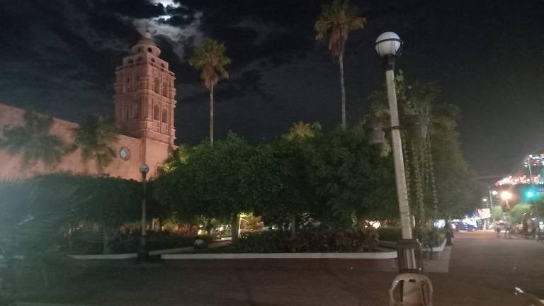 Frente a Palacio Municipal la plazuela Ramón Corona se mantiene en penumbras, algunas de las lámparas que se colocaron hace 4 años han cedido al tiempo y se han apagado.