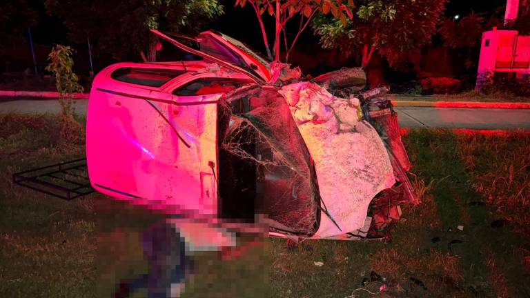 El auto cayó sobre el conductor, quien perdió la vida al instante.