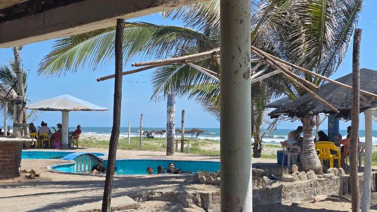 En la playa El Caimanero, en Rosario, el turismo ha tenido una afluencia moderada durante el periodo vacacional.