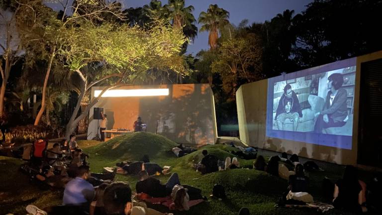 El público disfrutó de la proyección de la cinta en la comodidad del jardín.