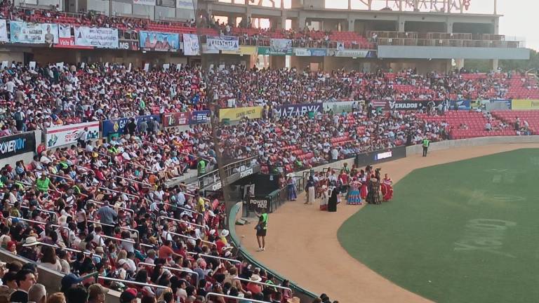 Más de 10 mil asistentes participaron en la apertura de la Convención Nacional de Alcohólicos Anónimos en el estadio Teodoro Mariscal, en Mazatlán.