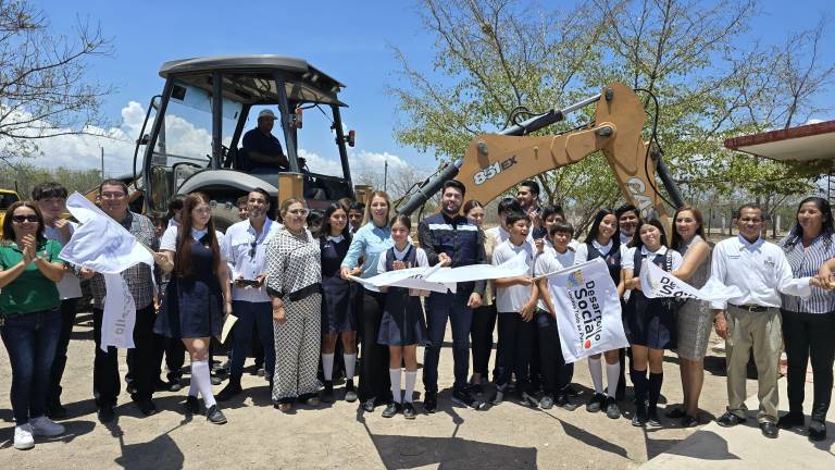 El Alcalde Richard Millán Vázquez da el banderazo de inicio de las obras.