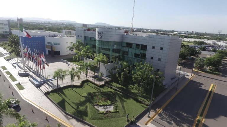Autoridades universitarias y estatales se reunieron con la Secretaria de Gobernación para atender la situación que se vive en la UAS.