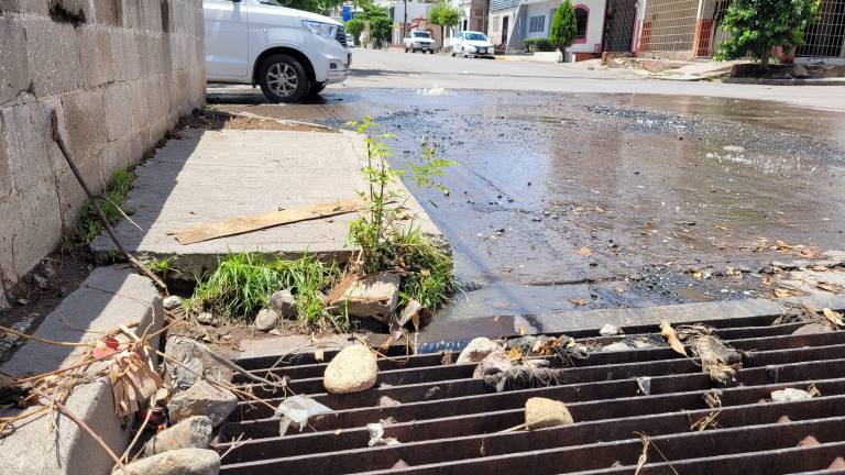 En la colonia Rosales, vecinos denuncian una fuga de aguas negras que la Japac no ha atendido.