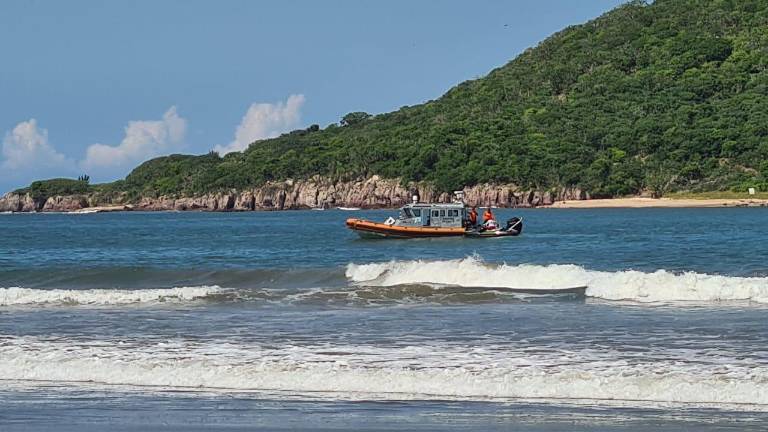 Personal de rescate buscan a joven desaparecido en playa de Mazatlán.