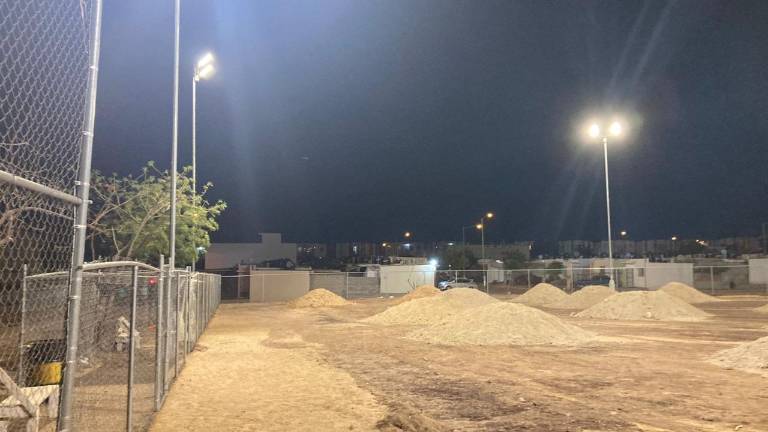 El campo es iluminado.