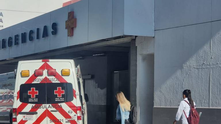 Un hombre joven resultó herido por una bala perdida en un campo deportivo en Culiacán.