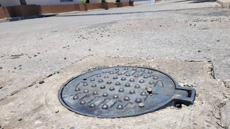 Personal de la Japac reparó la fuga de aguas negras que se presentaba en la colonia Rosales, en Culiacán.