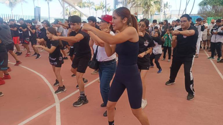 Cientos de personas se dieron cita en la cancha del Parque Martiniano Carvajal.