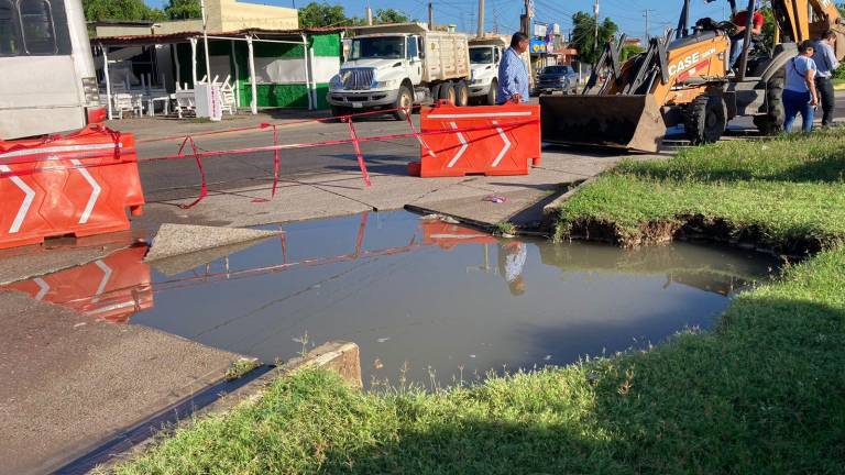 La reparación del socavón en la glorieta donde convergen las avenidas Cristóbal Colón, de las Torres y Prados del Sol, en la bajada norte del Puente de Prados del Sol, durará cerca de una semana.
