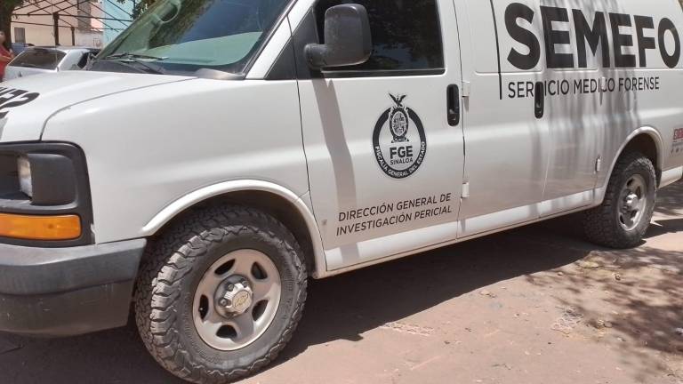 El Servicio Médico Forense llega al lugar donde un hombre fue encontrado asesinado en Culiacán.