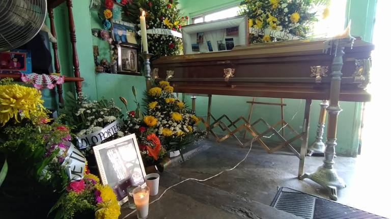 Los restos de Agustín son velados en la colonia Juárez.