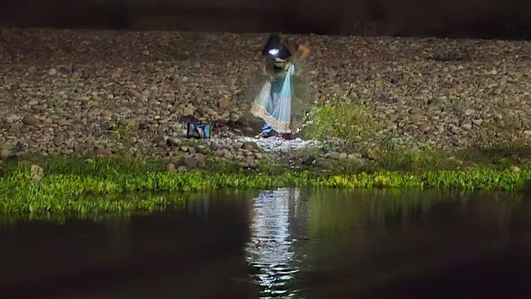 Pescadores se acercan al margen del río Baluarte para realizar la captura de “pupos”.