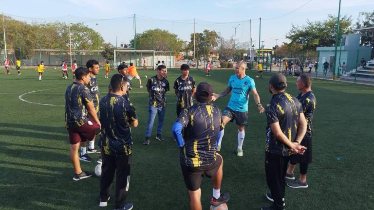 Durante su visita a Mazatlán, el especialista elogió el carácter y la fortaleza del futbolista sinaloense.