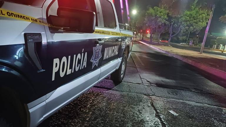 Elementos de seguridad acudieron al supermercado de Barrancos tras el asalto reportado la tarde-noche del sábado.