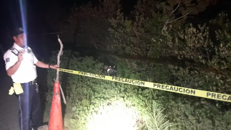 Accidente carretero en la zona de esteros de Rosario donde un motociclista falleció tras derrapar.