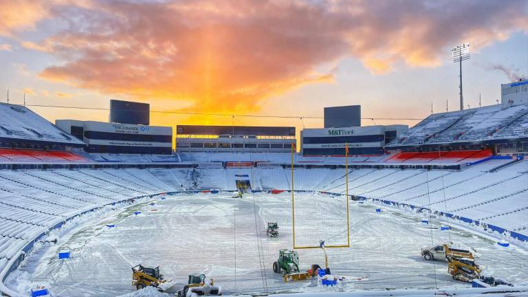 El Highmark Stadium, casa de los Bills sigue cubierto por la nieve.