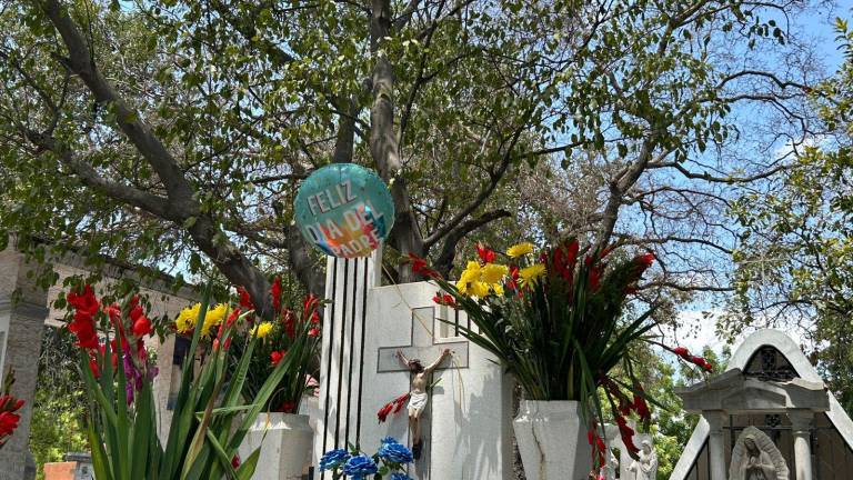 Las personas visitaron las tumbas de sus padres este domingo.