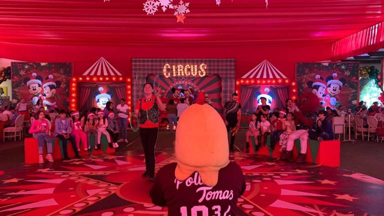 Las mascotas de Tomateros fueron parte del espectáculo brindado a los niños.