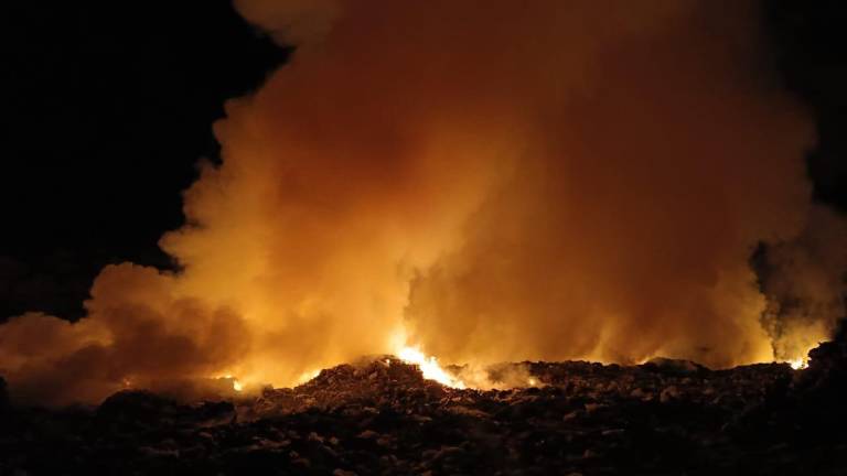 Incendio del basurón durante la madrugada en Mazatlán.