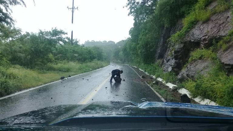 El cerro Los Pilares ha soltado tierra y piedras, lo que representa peligro para los conductores.