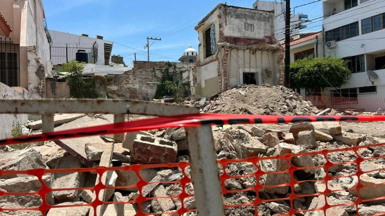 Vecinos y ciudadanos lamentan la pérdida de inmueble con valor arquitectónico, aunque no formaba parte del Centro Histórico de Mazatlán.