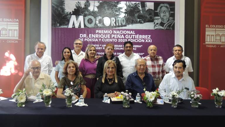 Integrantes de la Fundación Dr. Enrique Peña Gutiérrez, junto a los dos ganadores del