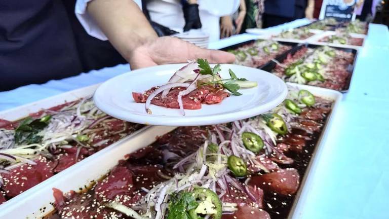 En Mazatlán se intentará batir el Récord Guinness con un sashimi de atún de un kilómetro, elaborado junto al malecón durante el “MazaFest 2025”.