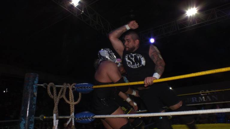 El Fresero Jr. conecta un golpe en un esquinero sobre Galeno del Mal.