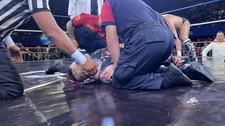 Pagano queda tendido en el ring.