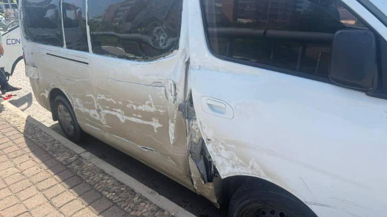 El percance ocurrió en el segundo puente del bulevar Marina Mazatlán; tres turistas fueron hospitalizados.