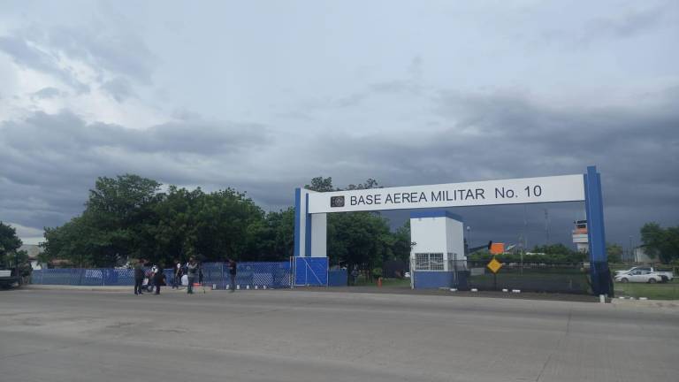 En la Base Aérea Militar de Culiacán se encuentra reunido el Gabinete de Seguridad.