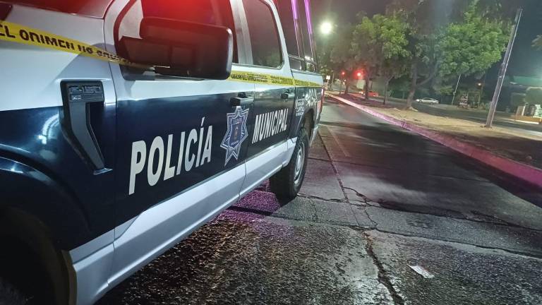 Elementos policiacos atendieron el ataque armado en el que un joven resultó herido en Navolato.