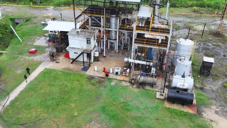 Autoridades de seguridad aseguraron una refinería clandestina en Coatzacoalcos.