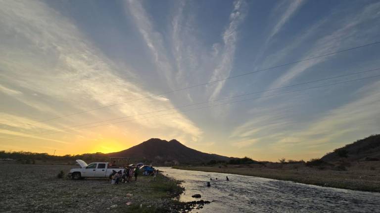 Debido al desfogue de la presa Santa María, el río Baluarte luce con el agua suficiente para atraer a chicos y grandes