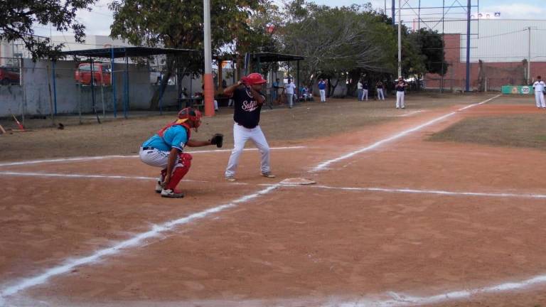 Muchos peloteros de calidad juegan en la Liga de Beisbol 40 años y más, cuya sede es el Club Muralla.