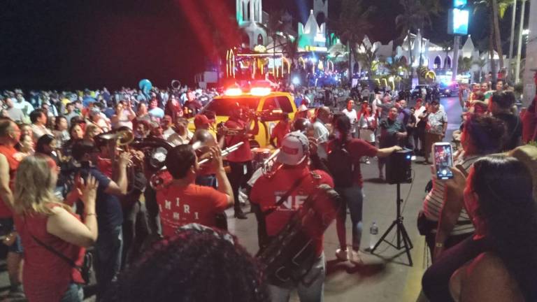 Tramo de la Avenida del Mar, frente a las letras turísticas de Mazatlán, se convirtió en pista de baile este miércoles.