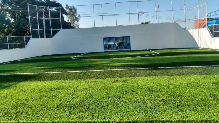La remodelada cancha de futbol barda.